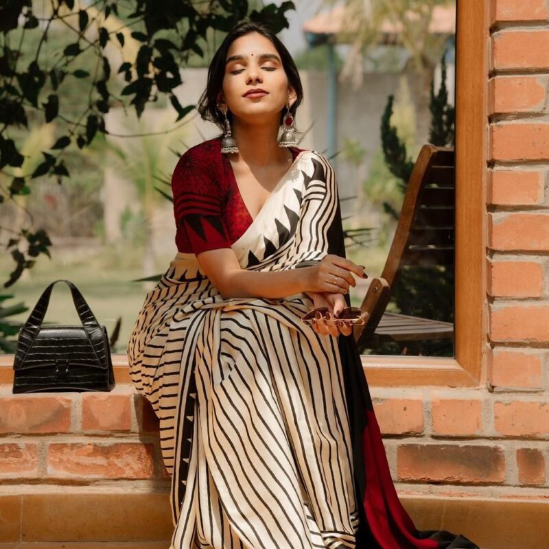 Georgette Crepe Silk Saree with Minakari Weaving & Zari Pallu - Image 5