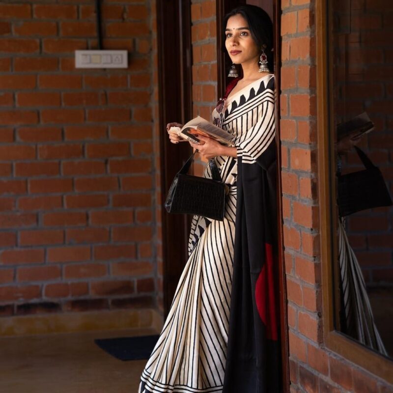 Georgette Crepe Silk Saree with Minakari Weaving & Zari Pallu - Image 4